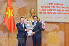 Ủy viên Trung ương Đảng, Ủy viên Ủy ban Thường vụ Quốc hội, Tổng Thư ký Quốc hội, Chủ nhiệm Văn phòng Quốc hội Nguyễn Hạnh Phúc (bên phải) trao Quyết định của Bộ Chính trị, Nghị quyết của Ủy ban Thường vụ Quốc hội và tặng hoa chúc mừng ông Trần Sỹ Thanh. 