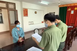 Công an thành phố Bảo Lộc làm việc với chị T.T.K. (Ảnh: Chu Quốc Hùng/TTXVN)