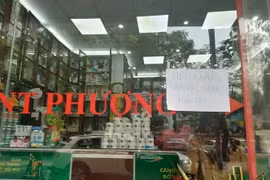 Biển báo hết nước khử khuẩn và khẩu trang y tế được treo trước cửa nhà thuốc Phượng số 19 Quốc Tử Giám. (Ảnh: Tuyết Mai/TTXVN)