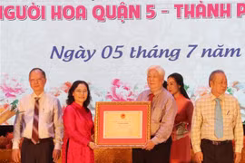 Phó Bí thư Thành ủy Thành phố Hồ Chí Minh Nguyễn Thị Lệ trao bằng Di sản văn hóa phi vật thể quốc gia cho nhóm Hội quán người Hoa. (Ảnh: Thu Hương/TTXVN)
