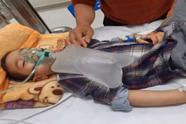 Bé trai ngộ độc Methadone được các bác sỹ Bệnh viện Nhi Trung ương cứu sống. (Ảnh: Bệnh viện cung cấp)