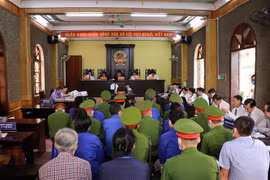 Quang cảnh phiên tòa. (Ảnh: Hữu Quyết/TTXVN)