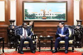 Chủ tịch Ủy ban nhân dân Thành phố Hồ Chí Minh Nguyễn Thành Phong tiếp ông Agostinho Andre De Carvalho Fernandes, Đại sứ Angola tại Việt Nam. (Ảnh: Xuân Khu/TTXVN)