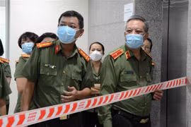 Thiếu tướng Nguyễn Khắc Thủy kiểm tra khu vực cách ly tại Bệnh viện 199 (Bộ Công an). (Ảnh: Văn Dũng/TTXVN)
