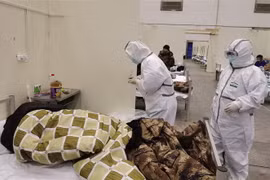 Nhân viên y tế điều trị cho bệnh nhân nhiễm virus corona chủng mới tại Vũ Hán, tỉnh Hồ Bắc, Trung Quốc, ngày 8/2/2020. (Ảnh: THX/TTXVN)