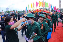 Đo nhiệt độ cơ thể phòng, chống dịch nCoV cho các thanh niên lên đường nhập ngũ. (Ảnh minh họa: Trần Lê Lâm/TTXVN)