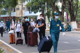 Hỗ trợ người cách ly trở về nhà sau khi hoàn thành cách ly 14 ngày. (Ảnh minh họa. Nguồn: TTXVN)