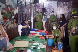 Hiện trường cùng tang vật bị lực lượng chức năng bắt quả tang. (Ảnh: Công Mạo/TTXVN)