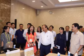 Thủ tướng Nguyễn Xuân Phúc kiểm tra công tác chuẩn bị tại Trung tâm báo chí. (Ảnh: Thống Nhất/TTXVN)