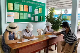 Người dân trở về từ Đà Nẵng đến khai báo y tế tại Trung tâm Y tế quận Thủ Đức. (Ảnh: Đinh Hằng/TTXVN)