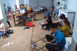 Các đối tượng tham gia đánh bạc, tổ chức đánh bạc bị tạm giữ. (Ảnh: TTXVN phát)