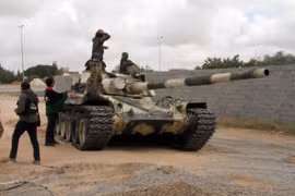 Lực lượng Chính phủ Đoàn kết dân tộc Libya (GNA) trong cuộc giao tranh với Lực lượng quân đội miền Đông (LNA) tại Tripoli ngày 23/4/2020. (Ảnh: THX/TTXVN)