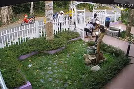 Nhóm thanh niên hành hung anh P. (Ảnh trích xuất từ camera).