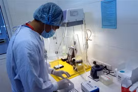 Bộ sinh phẩm phát hiện SARS-CoV-2 bằng kỹ thuật Realtime PCR của tỉnh Thái Nguyên được triển khai kiểm nghiệm tại Khoa Miễn dịch di truyền phân tử, Bệnh viện Trung ương Thái Nguyên. (Ảnh: Thu Hằng/TTXVN)