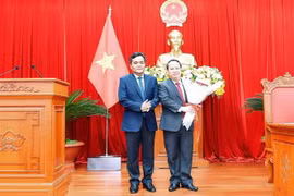 Ông Châu Ngọc Tuấn (bên phải) được bầu giữ chức vụ Chủ tịch Hội đồng nhân dân tỉnh Gia Lai khóa XI (nhiệm kỳ 2016-2021). (Ảnh: Đức Thụy/TTXVN phát)