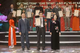 Trưởng Ban Tuyên giáo Trung ương Võ Văn Thưởng và Trưởng Ban Dân vận Trung ương Trương Thị Mai trao giải B Giải báo chí toàn quốc về xây dựng Đảng (Giải Búa liềm Vàng) lần thứ III-năm 2018 cho các tác giả có tác phẩm đoạt giải. (Ảnh: Minh Quyết/TTXVN)