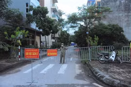 Phong tỏa khu phố Trần Văn Giáp, phường Thanh Bình, thành phố Hải Dương, nơi có nhà BN950. (Ảnh: Mạnh Minh/TTXVN)