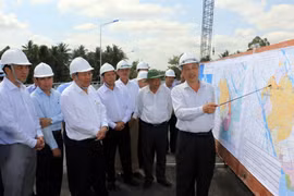 Phó Thủ tướng Thường trực Chính phủ Trương Hòa Bình khảo sát công tác phòng, chống hạn hán, xâm nhập mặn tại công trình Cống Vũng Liêm. (Ảnh: Phạm Minh Tuấn/TTXVN)