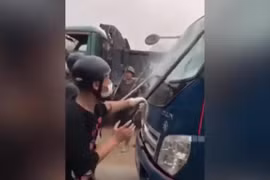 Ảnh chụp màn hình các đối tượng đập phá xe ôtô trong vụ tranh chấp đất đai ở Lương Sơn, Hòa Bình.