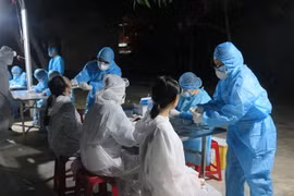 Lấy mẫu xét nghiệm với công dân từ nước ngoài về nước. (Ảnh minh họa. Nguồn: TTXVN)