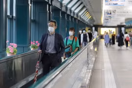 Người dân đeo khẩu trang phòng lây nhiễm COVID-19 tại Tokyo, Nhật Bản. (Ảnh: THX/TTXVN)