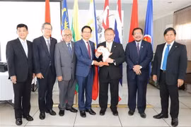 Các đại sứ ASEAN chụp ảnh lưu niệm. (Ảnh: Phi Hùng/TTXVN)