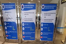 Bộ Y tế cảnh báo phòng chống nhiễm viêm phổi cấp do chủng virus mới nCoV tại hệ thống kiểm dịch y tế quốc tế Sân bay quốc tế Nội Bài. (Ảnh: TTXVN)