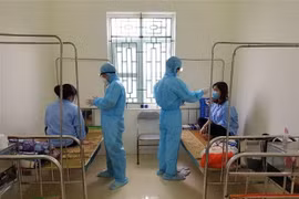 Đo thân nhiệt cho người được cách ly. (Ảnh minh họa. Nguồn: TTXVN)