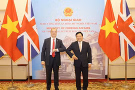 Phó Thủ tướng, Bộ trưởng Ngoại giao Phạm Bình Minh đón Bộ trưởng Ngoại giao và Phát triển, Bộ trưởng Thứ nhất Liên hiệp Vương quốc Anh và Bắc Ireland Dominic Raab. (Ảnh: Doãn Tấn/TTXVN)