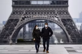 Người dân đeo khẩu trang phòng dịch COVID-19 tại Paris, Pháp. (Ảnh: AFP/TTXVN)