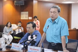 Ông Trần Quang Bá, Quyền Chủ tịch UBND Quận 3 thông tin về vụ việc. (Ảnh: Xuân Anh/TTXVN)