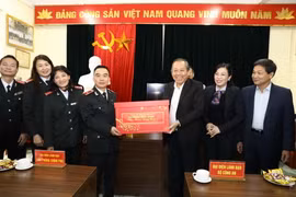 Phó Thủ tướng Thường trực Trương Hòa Bình tặng quà và chúc mừng năm mới Ban Tiếp công dân Trung ương. (Ảnh: Văn Điệp/TTXVN)