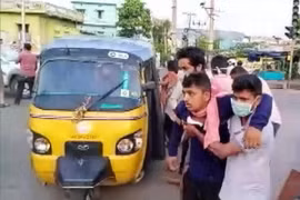 Nhiều người phải nhập viện sau khi có triệu chứng đau đầu, nôn mửa và khó thở. (Nguồn: ANI)