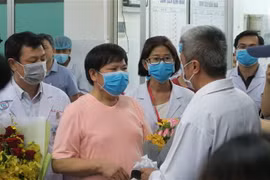 Bệnh nhân Li Ding (áo hồng) khi xuất viện. (Ảnh: Đinh Hằng/TTXVN)
