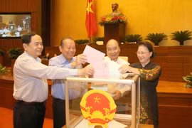 Thủ tướng Nguyễn Xuân Phúc, Chủ tịch Quốc hội Nguyễn Thị Kim Ngân và các đại biểu bỏ phiếu. (Ảnh: Doãn Tấn/TTXVN)