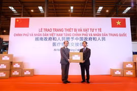 Lễ trao trang thiết bị và vật tư y tế của Chính phủ và nhân dân Việt Nam tặng Chính phủ và nhân dân Trung Quốc. (Ảnh: Thành Đạt/TTXVN)