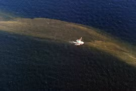 Vệt dầu tràn sau vụ nổ giàn khoan Deepwater Horizon ngoài khơi Louisiana, Mỹ, ngày 7/5/2010. (Ảnh: AFP/TTXVN)