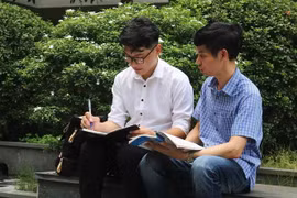 Đỗ Đức Mạnh được thày Phạm Đình Hiệp (phải) đồng hành trong hoạt động học tập. (Ảnh: Thanh Thương/TTXVN)