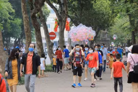 Người dân cần đeo khẩu trang nơi công cộng, khi tham gia giao thông.(Nguồn: TTXVN)