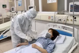 Các bác sỹ Bệnh viện Bệnh nhiệt đới Trung ương cơ sở 2 điều trị bệnh nhân nhiễm COVID-19. (Ảnh: TTXVN)