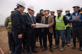 Chủ tịch UBND thành phố Hà Nội Nguyễn Đức Chung (thứ 2, từ trái sang) kiểm tra thi công Nhà máy xử lý nước thải Yên Xá. (Ảnh: Mạnh Khánh/TTXVN)