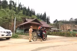 Lực lượng chức năng duy trì nghiêm công tác phòng, chống dịch 24/24h tại các chốt kiểm soát ra, vào địa bàn thị trấn Đồng Văn, tỉnh Hà Giang. (Ảnh: Minh Tâm/TTXVN)