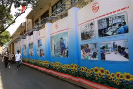 Triển lãm ảnh 'Thành phố Hồ Chí Minh 45 năm xây dựng và phát triển vì cả nước, cùng cả nước' trên tuyến đường Đồng Khởi. (Ảnh: Thanh Vũ/TTXVN)