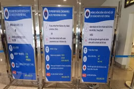 Bộ Y tế cảnh báo phòng chống nhiễm viêm phổi cấp do chủng virus mới nCoV tại hệ thống kiểm dịch y tế quốc tế Sân bay quốc tế Nội Bài. (Ảnh: TTXVN)