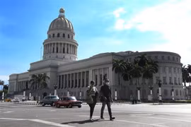 Người dân đeo khẩu trang phòng dịch COVID-19 tại La Habana, Cuba. (Ảnh: THX/TTXVN)