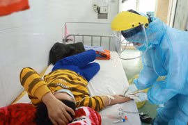 Kỹ thuật viên lấy mẫu máu bệnh nhân làm xét nghiệm. (Ảnh: Hoàng Hùng/TTXVN)