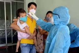 Theo dõi sức khỏe của người dân ở khu dân cư - nơi bệnh nhân COVID-19 số 416 sinh sống. (Ảnh: Quốc Dũng/TTXVN)