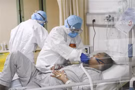 Điều trị cho bệnh nhân nhiễm virus corona chủng mới tại một bệnh viện ở Trùng Khánh, Trung Quốc ngày 1/2/2020. (Ảnh: THX/TTXVN)