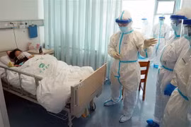 Nhân viên y tế kiểm tra tình trạng bệnh nhân nhiễm COVID-19 đang được điều trị tại một bệnh viện ở Vũ Hán, Trung Quốc ngày 18/2/2020. (Ảnh: THX/TTXVN)