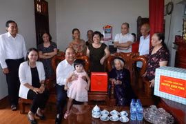 Thủ tướng Nguyễn Xuân Phúc thăm và tặng quà cho Mẹ Việt Nam Anh hùng Trần Thị Phi ở Ninh Bình, có 2 con là liệt sỹ. (Ảnh: Thống Nhất/TTXVN)
